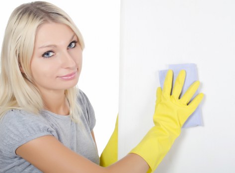 Deep cleaning kitchen surfaces during end of tenancy cleaning
